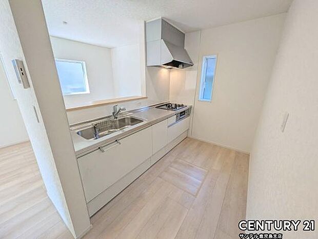 (同仕様モデル写真)シンプルで使いやすい設計のキッチン♪そしてカウンターキッチンなので、リビングいるご家族と会話を楽しみながらお料理ができます♪オプションで食洗器を付けることができます♪