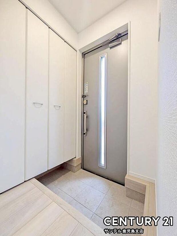 ご新居への出入り口になる明るい玄関には、たくさんの靴を収納できるシューズボックスが付いております♪いつも清潔感のあるすっきりとした玄関スペースを確保できますよ♪