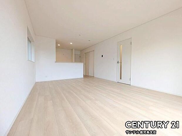 17帖のリビング♪カウンターキッチンからリビングにいるご家族やお子様の様子が見えるので、コミュニケーションがとりながら、ご家族の大切な時間を共有できるリビングスペースです♪