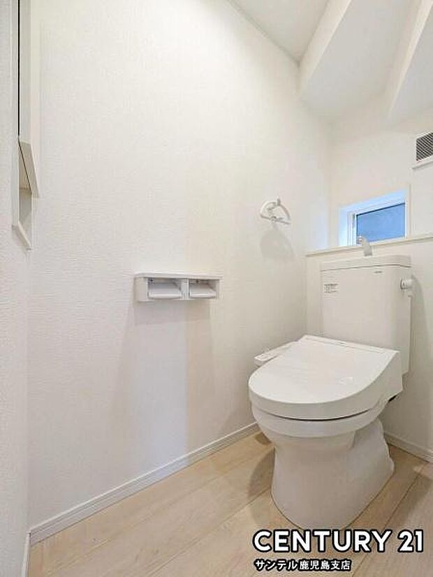 1階のウォシュレットが付いた落ち着いた空間のお手洗いになります♪