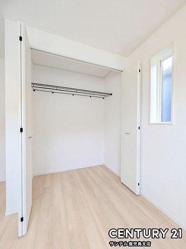 5帖洋室のクローゼットです♪丈の長いコートやお子様の制服、スーツなど収納でき、お洋服選びが楽しくなりますね♪