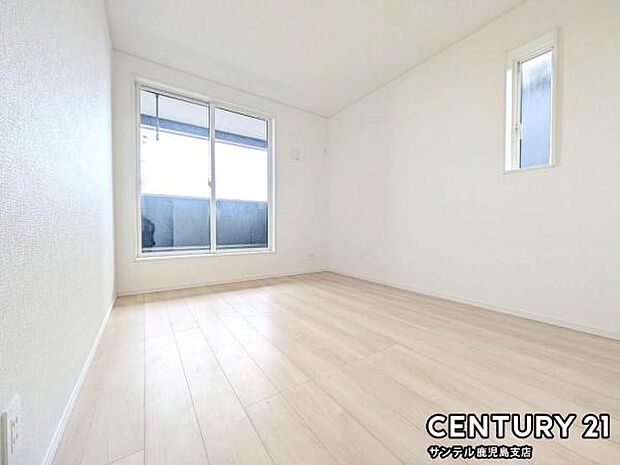 5.75帖の洋室です♪バルコニーとつながる洋室となっており、しっかり日が差し込みますので気持ちの良い目覚めができる素敵なお部屋です♪