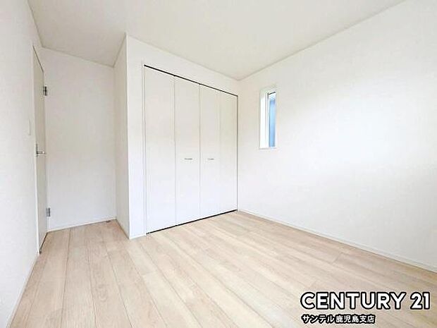 5帖の洋室です♪しっかり日が差し込みますので気持ちの良い目覚めができる素敵な洋室になります♪子供部屋にも十分使える仕様の洋室になっております♪