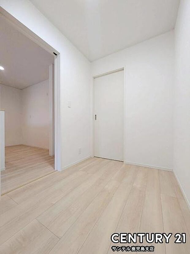 1階リビング隣りの3帖フリースペースです♪趣味部屋やワークスペース、収納スペース、その他、ご家族のライフスタイルに合わせた使い方が出来るお部屋です♪