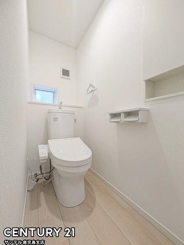 ウォシュレットが付いた落ち着いた空間のお手洗いになります♪小窓もついておりますので、明るく換気もできます♪