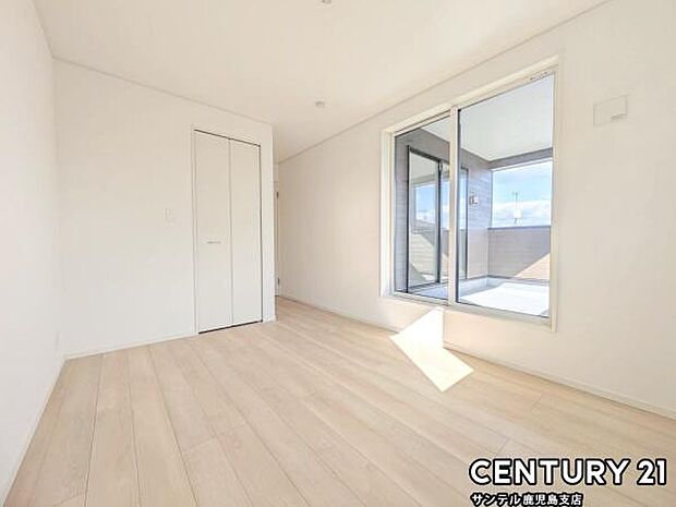 2階6.7帖の洋室です♪バルコニーとつながる洋室となっており、しっかり日が差し込みますので気持ちの良い目覚めができる素敵なお部屋です♪