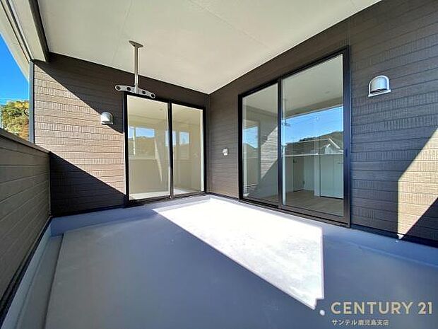 （同仕様モデル）ぽかぽかした天気の良い日はバルコニーで洗濯物を外で干すことが出来ます♪