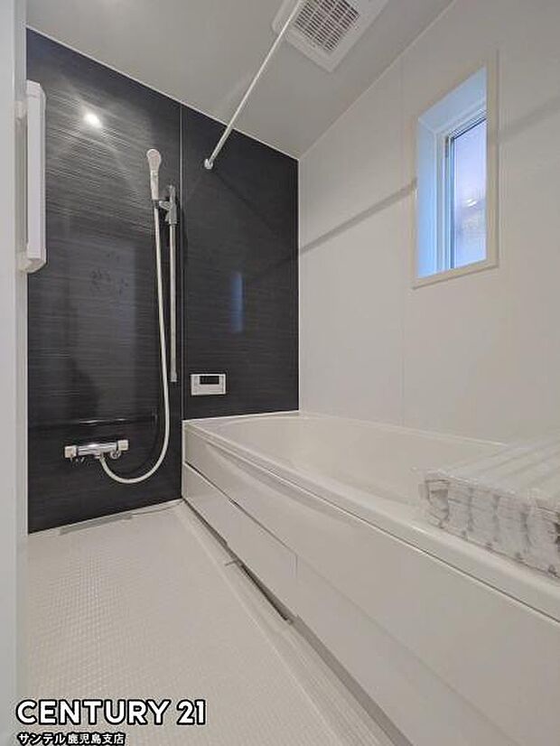 (同仕様モデル写真)1日の疲れもゆっくり取ることのできる広々とした1坪タイプのシステムバス♪浴室乾燥、涼風、暖房、換気システムが付いておりますので、快適なバスタイムを過ごせます♪