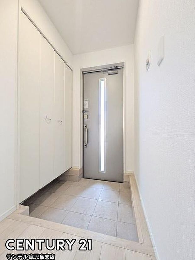 ご新居への出入り口になる明るい玄関には、たくさんの靴を収納できるシューズボックスが付いております♪いつも清潔感のあるすっきりとした玄関スペースを確保できますよ♪