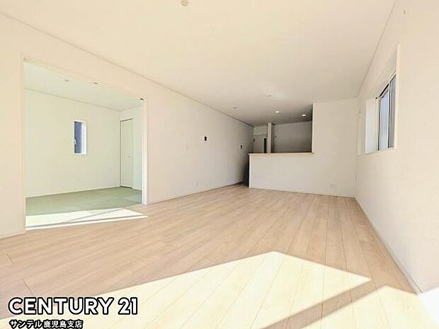 18帖のリビング♪カウンターキッチンからリビングにいるご家族やお子様の様子が見えるので、コミュニケーションがとりながら、ご家族の大切な時間を共有できるリビングスペースです♪