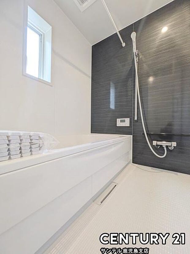 1日の疲れもゆっくり取ることのできる広々とした1坪タイプのシステムバス♪浴室乾燥、涼風、暖房、換気システムが付いておりますので、快適なバスタイムを過ごせます♪