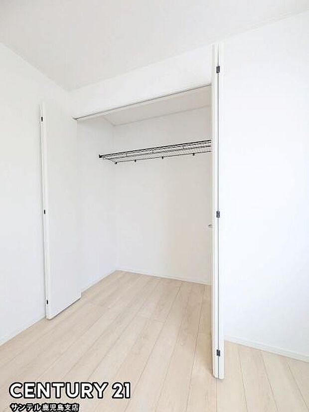 6.5帖洋室のクローゼットです♪丈の長いコートやお子様の制服、スーツなど収納でき、お洋服選びが楽しくなりますね♪