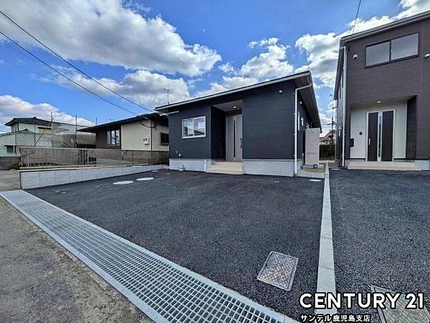 駐車場は3台駐車可能！※車種による。スペースも広く駐車が苦手な方でも楽に駐車可能です♪