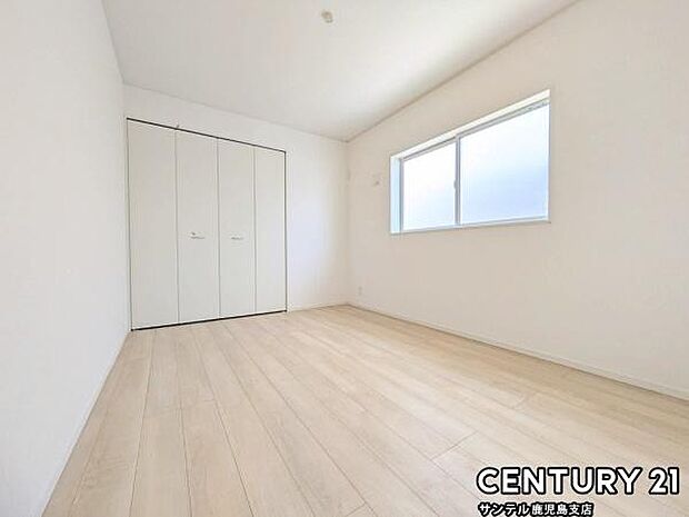 6.5帖の洋室です♪しっかり日が差し込みますので気持ちの良い目覚めができる素敵な洋室になります♪子供部屋にも十分使える仕様の洋室になっております♪