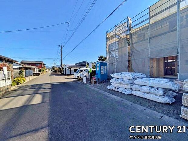 前面道路から撮影した現地写真です♪