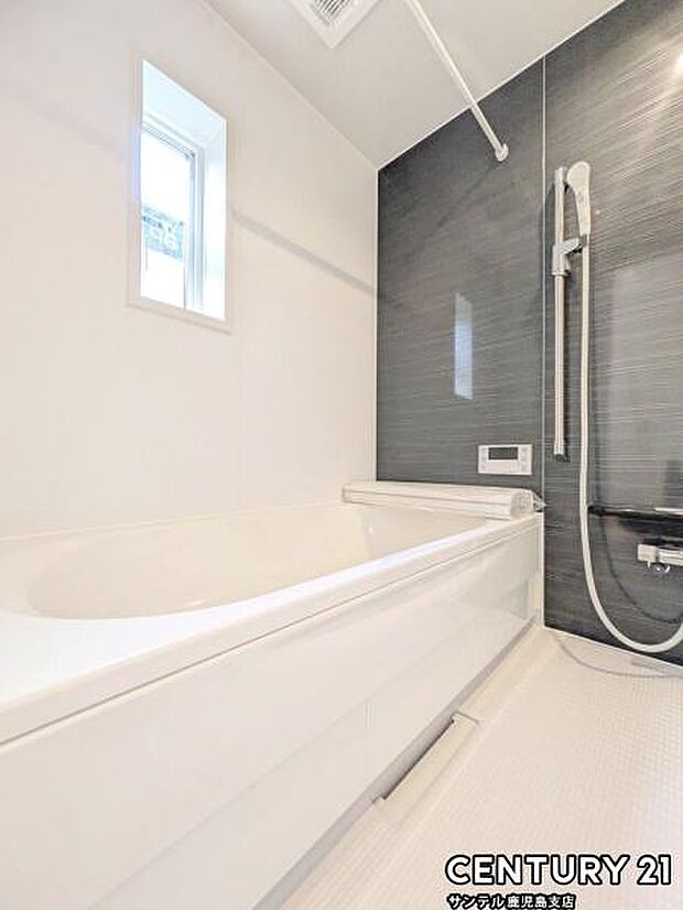 (同仕様モデル写真)1日の疲れもゆっくり取ることのできる広々とした1坪タイプのシステムバス♪浴室乾燥、涼風、暖房、換気システムが付いておりますので、快適なバスタイムを過ごせます♪