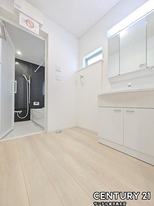 窓の付いた清潔感のあるシンプルな洗面脱衣所♪洗面台は、三面鏡の裏も収納スペースが付いており、シャワーヘッド付き!