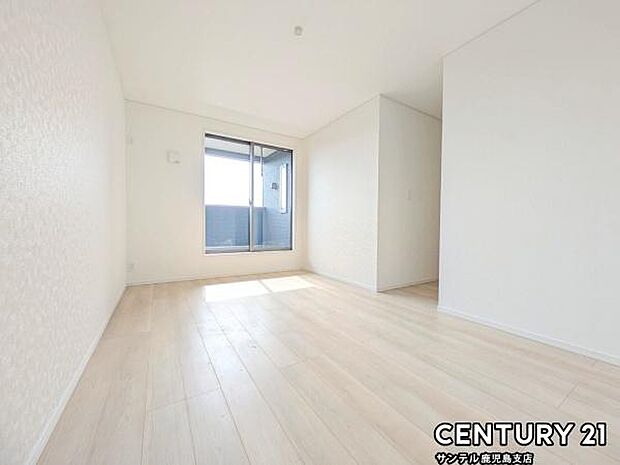 8.5帖の洋室です♪バルコニーとつながる洋室となっており、しっかり日が差し込みますので気持ちの良い目覚めができる素敵なお部屋です♪