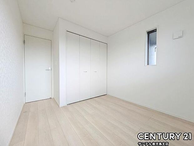 5帖の洋室です♪しっかり日が差し込みますので気持ちの良い目覚めができる素敵な洋室になります♪子供部屋にも十分使える仕様の洋室になっております♪