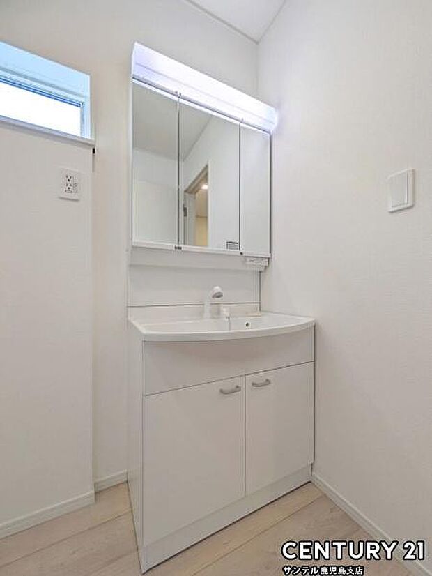 (同仕様モデル)洗面台!シャワーヘッド、三面鏡も付いたおしゃれな洗面台です♪