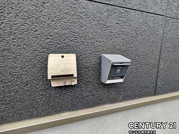 (同仕様写真)EVコンセントは、別途配線工事が必要になりますが電気自動車の普及が進む中、充電設備がある住まいはますます注目されています!外で作業する際などににあると便利な外部電源です♪