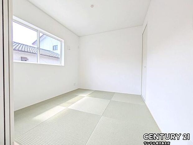 (同仕様写真)リビング横に畳スペースがあることで和と洋の雰囲気を味わえ素敵な空間を演出でき、お子様のキッズルームや客間としても利用できます♪畳は樹脂製なので、ジュース等をこぼしても、拭き取れます♪