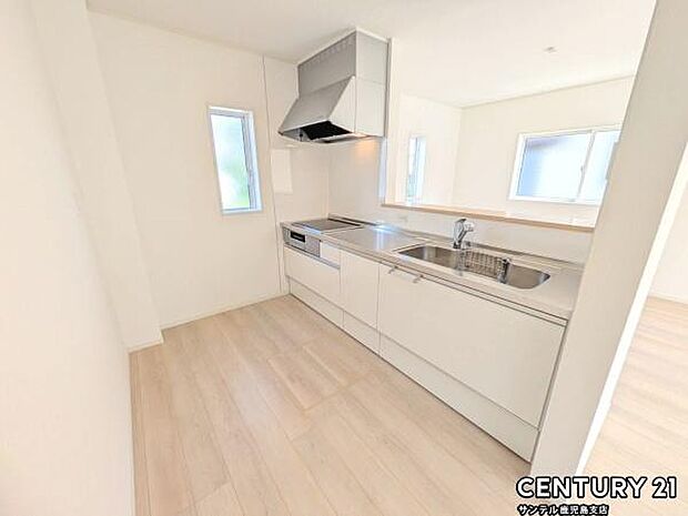 (同仕様モデル写真)シンプルで使いやすい設計のキッチン♪そしてカウンターキッチンなので、リビングいるご家族と会話を楽しみながらお料理ができます♪オプションで食洗器を付けることができます♪