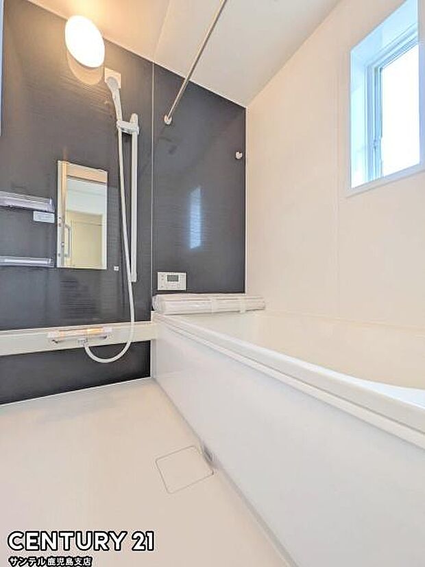 (同仕様モデル写真)1日の疲れもゆっくり取ることのできる広々とした1坪タイプのシステムバス♪浴室乾燥、涼風、暖房、換気システムが付いておりますので、快適なバスタイムを過ごせます♪