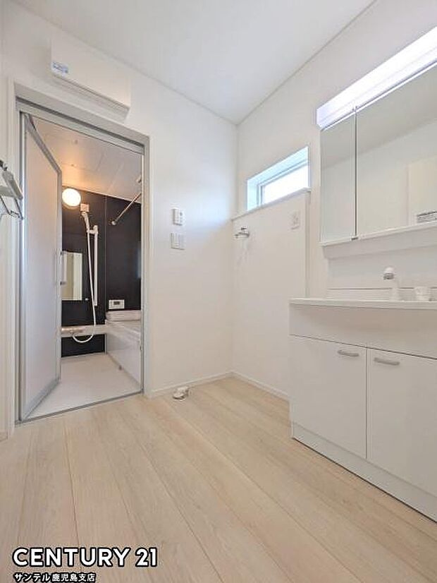 (同仕様モデル)窓の付いた清潔感のあるシンプルな洗面脱衣所♪洗面台は、三面鏡の裏も収納スペースが付いており、シャワーヘッド付き!