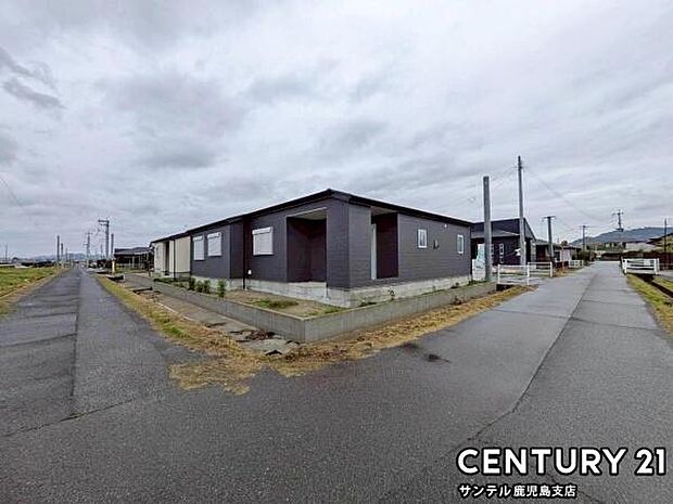 前面道路から撮影した現地写真です♪