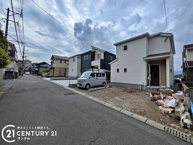 前面道路から撮影した現地写真です♪
