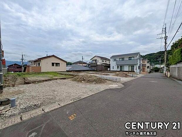 前面道路から撮影した現地写真です♪