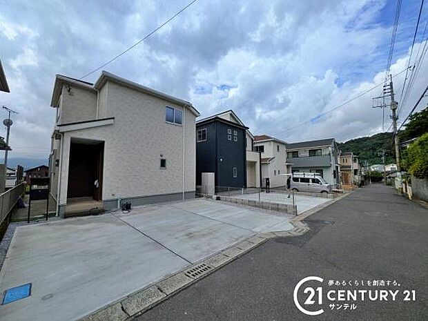 前面道路から撮影した現地写真です♪