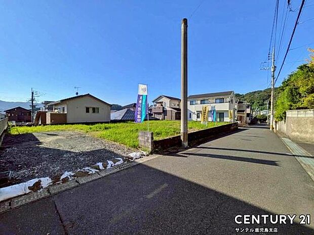 前面道路から撮影した現地写真です♪