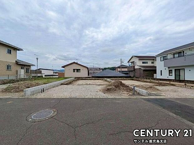 前面道路から撮影した現地写真です♪