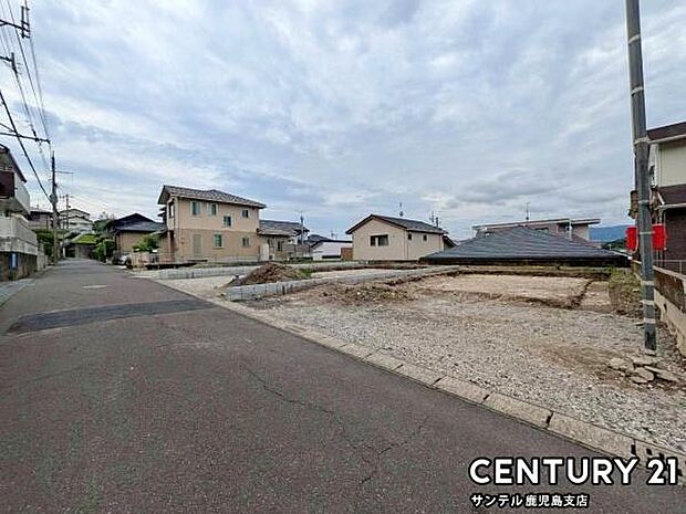 前面道路から撮影した現地写真です♪