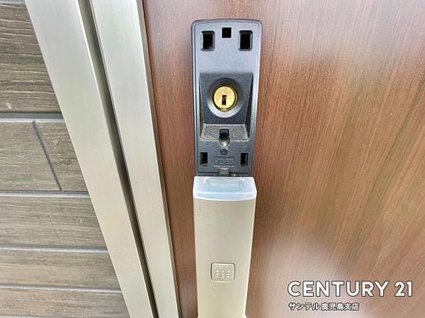 (同仕様モデル写真)玄関ドアは、便利なスマートキー対応タイプ♪鍵がポケットやバッグの中に入れっぱなしでも解錠・施錠が可能です♪