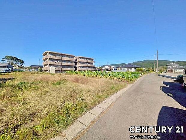 前面道路から撮影した現地写真です♪