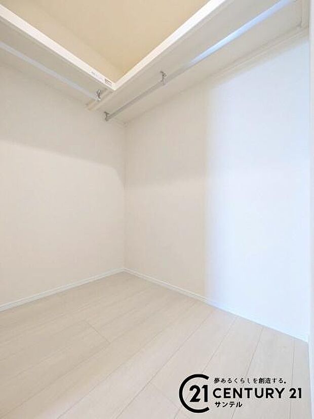7帖洋室のウォークインクローゼットです♪お洋服もたっぷり収納できます♪衣装ケースも入るので、衣替えのシーズンが来ても、スムーズにお洋服などの整理ができます♪