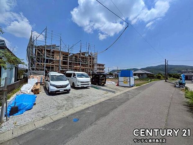 前面道路から撮影した現地写真です♪