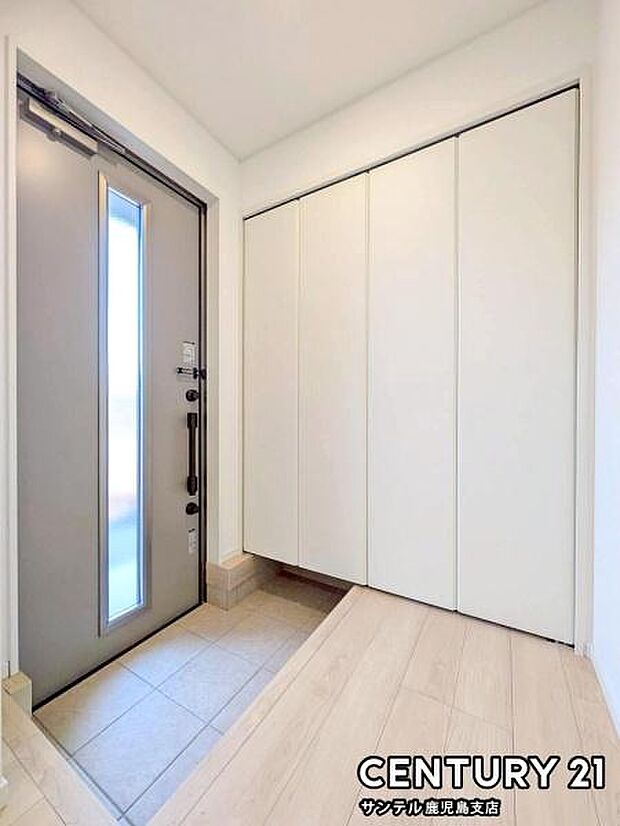 ご新居への出入り口になる明るい玄関には、靴を収納できるシューズボックスが付いております♪いつも清潔感のあるすっきりとした玄関スペースを確保できますよ♪