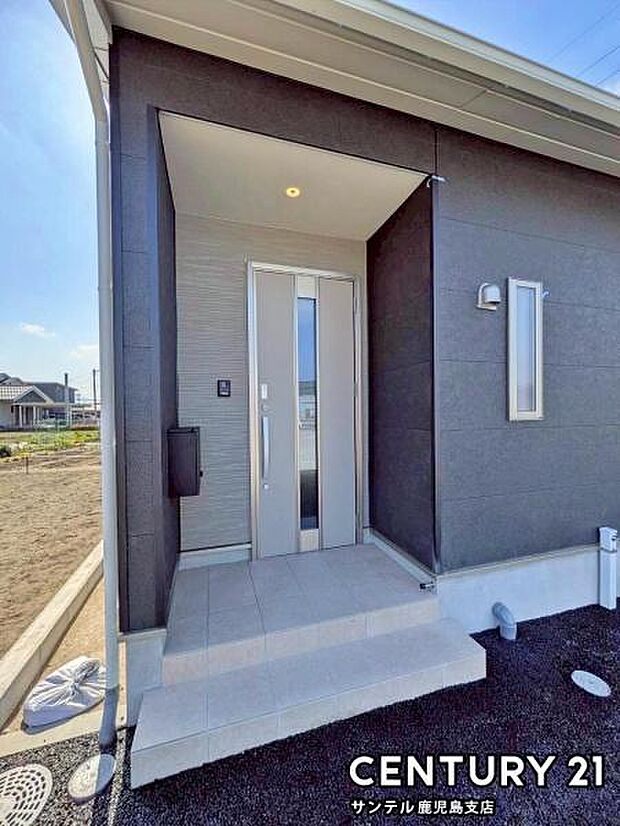 セキュリティ面でも安心なダブルロックドアの玄関です♪屋根があるので、ちょっとした雨の日でも焦ることなく鍵や傘の開け閉めができます♪