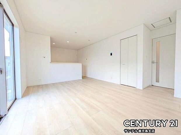 16.5帖のLDKです♪カウンターキッチンからリビングにいるご家族やお子様の様子が見えるので、コミュニケーションがとりながら、ご家族の大切な時間を共有できるリビングスペースです♪