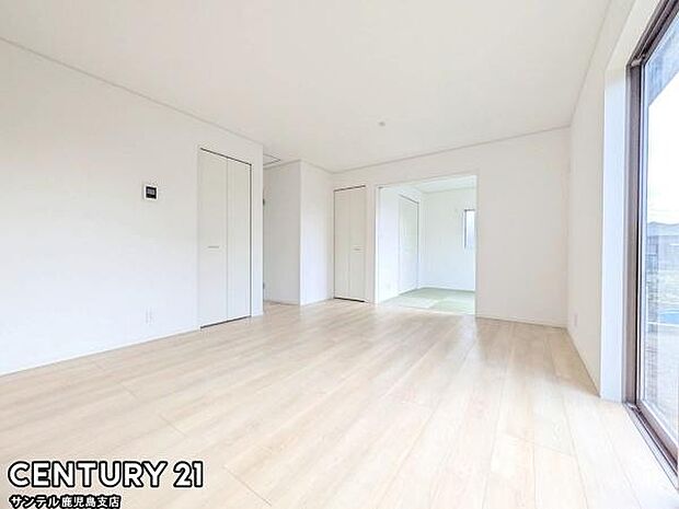 16.5帖のリビングです♪明るく、落ち着きのあるリビング♪ダイニングスペースも含めてゆとりのあるスペースで、ご家族でお食事や団らんしたり、ゆったりとしたご家族の時間を過ごせます♪