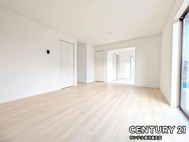 16.5帖のリビングです♪明るく、落ち着きのあるリビング♪ダイニングスペースも含めてゆとりのあるスペースで、ご家族でお食事や団らんしたり、ゆったりとしたご家族の時間を過ごせます♪