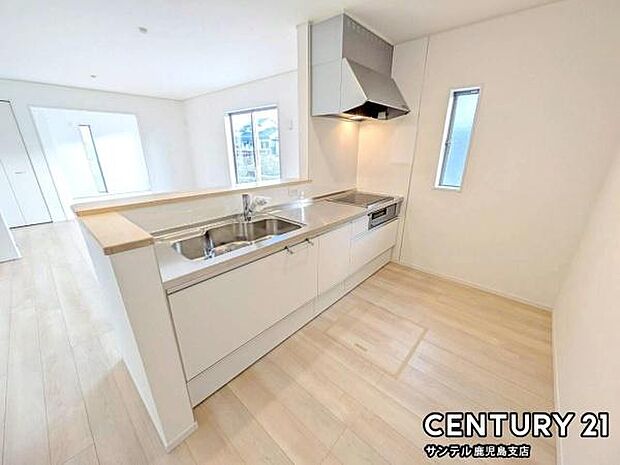 シンプルで使いやすい設計のキッチン♪カウンターキッチンなので、リビングいるご家族と会話を楽しみながらお料理ができます♪