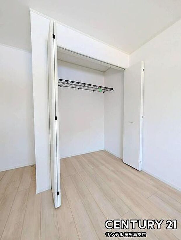 6.5帖洋室のクローゼットです♪丈の長いコートやお子様の制服、スーツなど収納でき、お洋服選びが楽しくなりますね♪