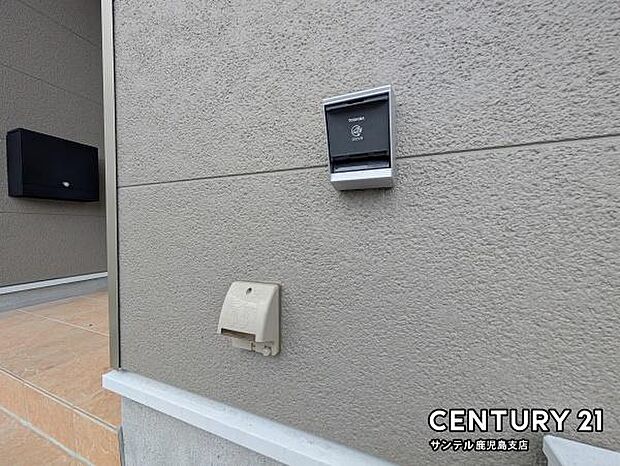 (同仕様写真)EVコンセントは、別途配線工事が必要になりますが電気自動車の普及が進む中、充電設備がある住まいはますます注目されています！外で作業する際などににあると便利な外部電源です♪