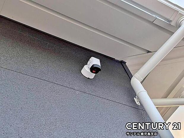 スマホアプリでいつでもどこでも確認できる防犯カメラ♪夜間は赤外線LEDで撮影、マイク付きで通話や録画でき、セキュリティー面も安心です♪