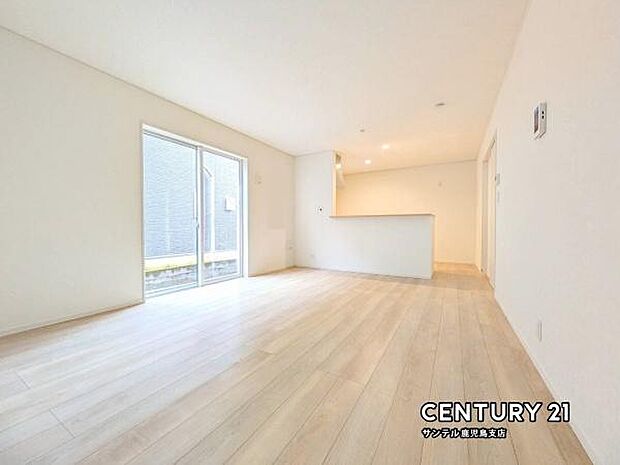 （同仕様モデル）カウンターキッチンからリビングにいるご家族やお子様の様子が見えるので、コミュニケーションがとりながら、ご家族の大切な時間を共有できるリビングスペースです♪